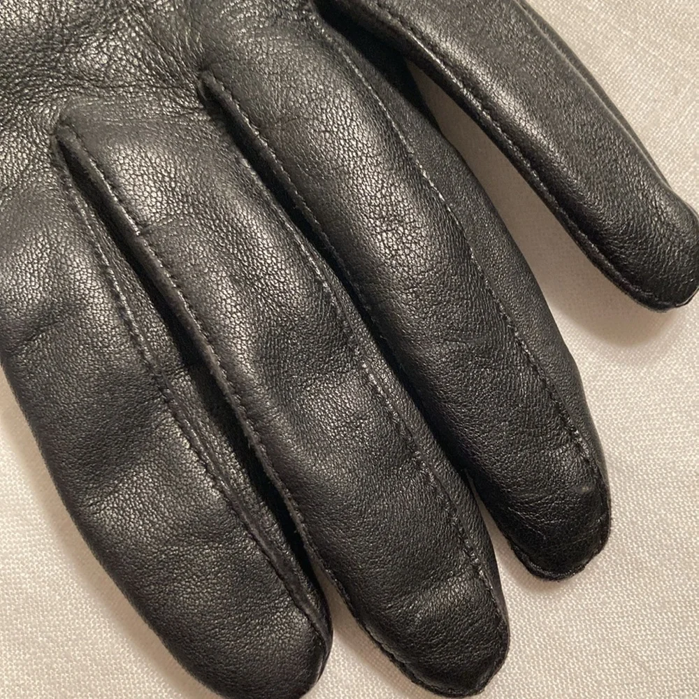 Gap buttery leather women’s gloves with snap M/L fits like a small